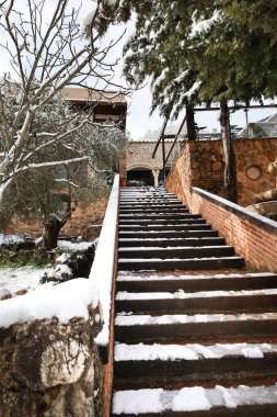 Sierra de Alcaraz, Albacete, İspanya 'da güzel taş evleri olan karlı bir manzara.