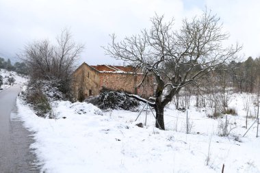 Sierra de Alcaraz, Albacete, İspanya 'da güzel taş evleri olan karlı bir manzara.
