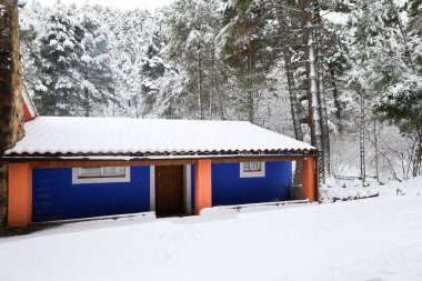 Sierra de Alcaraz, Albacete, İspanya 'da güzel mavi taştan evi olan karlı bir manzara.