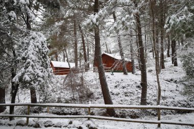 Sierra de Alcaraz, Albacete, İspanya 'da güzel ahşap kulübeleri olan karlı bir manzara.
