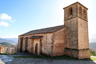 Riopar Viejo 'daki Espiritu Santo Kilisesi. Güneşli bir günde güzel bir ortaçağ kasabası.