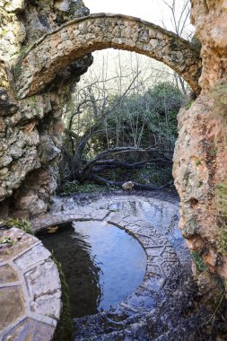 Riopar Viejo 'daki taş çeşmesi, güneşli bir günde ortaçağ kasabası. Albacete ili, İspanya.