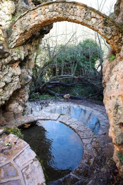 Riopar Viejo 'daki taş çeşmesi, güneşli bir günde ortaçağ kasabası. Albacete ili, İspanya.