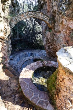 Riopar Viejo 'daki taş çeşmesi, güneşli bir günde ortaçağ kasabası. Albacete ili, İspanya.