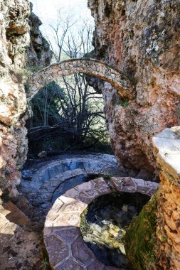 Riopar Viejo 'daki taş çeşmesi, güneşli bir günde ortaçağ kasabası. Albacete ili, İspanya.