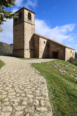 Riopar Viejo 'daki Espiritu Santo Kilisesi, güneşli bir günde güzel bir ortaçağ kasabası. Albacete ili, İspanya
