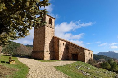 Riopar Viejo 'daki Espiritu Santo Kilisesi, güneşli bir günde güzel bir ortaçağ kasabası. Albacete ili, İspanya
