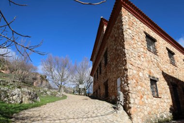 Riopar Viejo, güneşli bir günde ortaçağ kasabası. Albacete, İspanya.