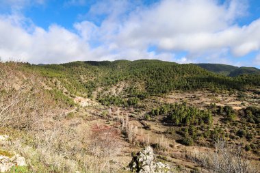 Sierra de Alcaraz, güneşli bir günde Riopar Viejo 'daki güzel bir ortaçağ kasabasından. Albacete, İspanya.