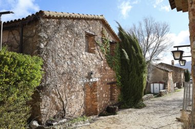 Riopar Viejo 'daki taş evler, güneşli bir günde güzel bir ortaçağ kasabası. Albacete, İspanya.