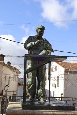 Riopar, Albacete, İspanya... 23 Ocak 2026: Riopar kasabasındaki bronz fabrikasının işçilerinin anısına dikilmiş anıt.