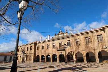 Riopar, Albacete, İspanya - 23 Ocak 2026: Riopar kasabasındaki belediye binası cephesi, Albacete, İspanya