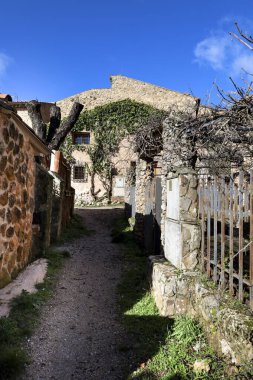 Riopar Viejo, Albacete, İspanya - 23 Ocak 2026: güneşli bir günde Riopar Viejo 'daki taş evler. Albacete, İspanya.