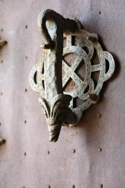 Sierra del Castell Hill 'deki Jativa Kalesi' nin paslı kapı tokmağı. Valencia, İspanya