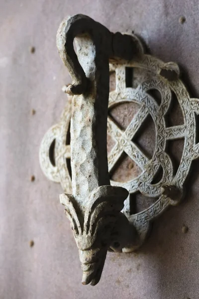 Sierra del Castell Hill 'deki Jativa Kalesi' nin paslı kapı tokmağı. Valencia, İspanya