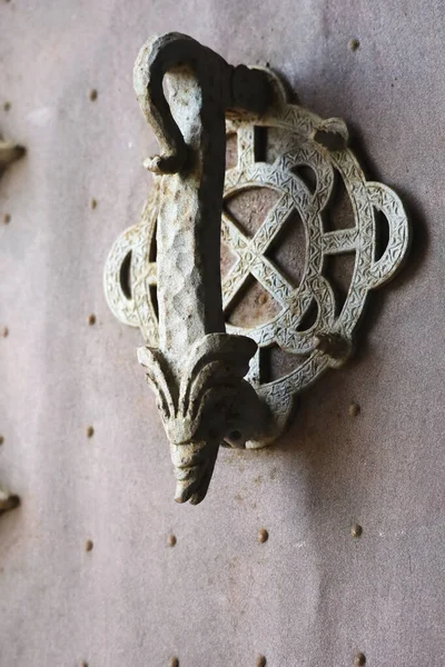 Sierra del Castell Hill 'deki Jativa Kalesi' nin paslı kapı tokmağı. Valencia, İspanya