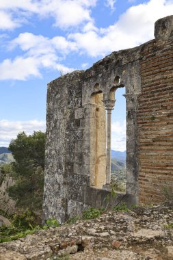 Calabria Dükü 'nün Jativa Kalesi' ndeki odasının gotik penceresi. Valencia, İspanya