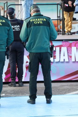 Santa Pola, İspanya - 18 Ocak 2026: Alicante ilinin Santa Pola kasabasındaki Yarı Maraton 'da güvenlik desteği