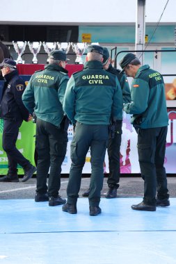 Santa Pola, İspanya - 18 Ocak 2026: Alicante ilinin Santa Pola kasabasındaki Yarı Maraton 'da güvenlik desteği