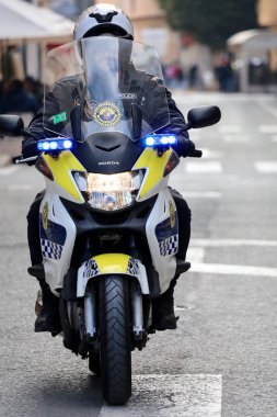 Alicante, İspanya - 16 Ocak 2026: İspanya 'da sokakta çalışan yerel motorlu polis