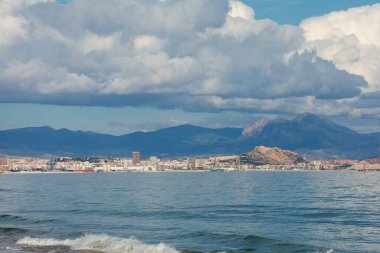 Yazın Urbanova sahilinden Alicante sahilinin manzarası. Alicante, İspanya