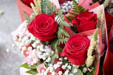 Satılık renkli kırmızı gül buketi