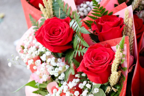 Satılık renkli kırmızı gül buketi