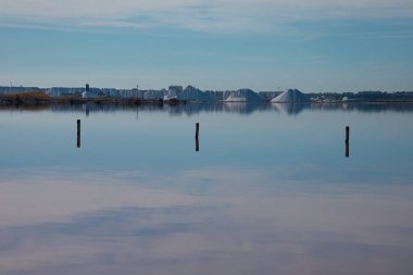 Parque Natural de las Salinas de Torrevieja 'daki Pembe Göl. Arka plandaki tuzlu su dağları. İspanya 'nın batısındaki licante ili.