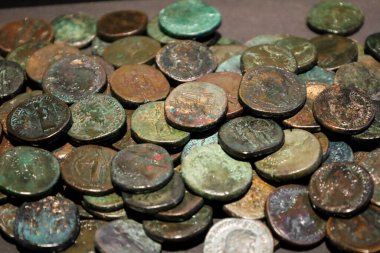 Siyah arka planda 1. ve 3. yüzyılların hazineleri.