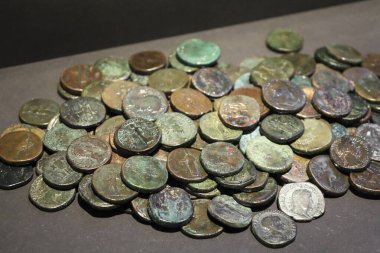 Siyah arka planda 1. ve 3. yüzyılların hazineleri.