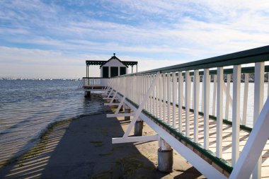 Güneşli bir günde Villananitos sahilindeki rahibelerin spa 'sı Lo Pagan, Murcia, İspanya
