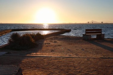 San Pedro del Pinatar kasabasındaki Calcetera değirmeninden Mar Menor 'da güzel bir günbatımı, Murcia, İspanya