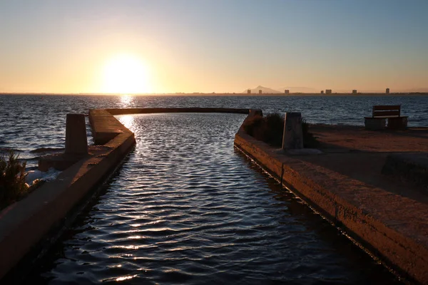 San Pedro del Pinatar kasabasındaki Calcetera değirmeninden Mar Menor 'da güzel bir günbatımı, Murcia, İspanya