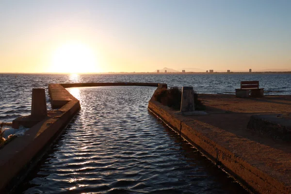 San Pedro del Pinatar kasabasındaki Calcetera değirmeninden Mar Menor 'da güzel bir günbatımı, Murcia, İspanya