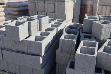 Bir depoda satılık gri beton tuğlalar.
