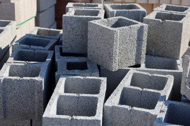 Bir depoda satılık gri beton tuğlalar.