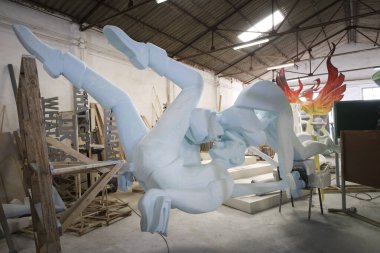 Alicante, İspanya - 02 Mart 2026: Antonio Benavente Fallero 'nun atölyesinde hiciv kuklaları yaratmak