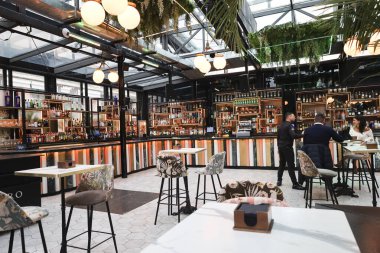 Murcia, İspanya - 3 Mart 2026: Eski bir postane modernist tarzında Mercado de Correos adlı modern gastronomik alan