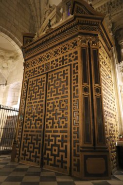 Murcia, İspanya - 3 Mart 2026: Murcia City, İspanya 'daki Aziz Mary Katedrali' nin eski ahşap kapısı