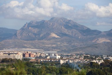Alicante şehrinin dağ aralığının panoramik görüntüsü