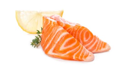 Taze somon balığı dilimleri ve beyaz arka planda izole edilmiş limon.