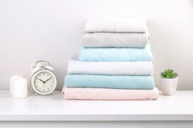 Yatak odasındaki şifoniyerin üzerinde bir yığın temiz, yıkanmış elbise.