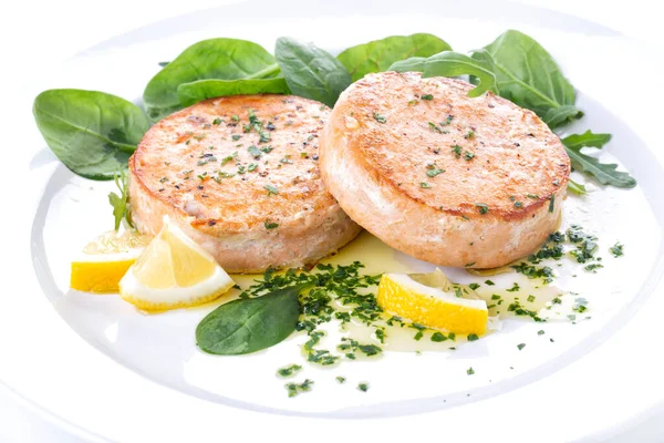 Côtelettes Saumon Salade Épinards Sur Une Assiette Blanche Photo De Stock
