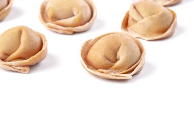 Beyaz arka planda çiğ taze hamur köftesi.