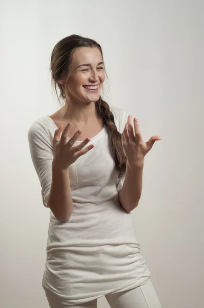 The woman laughs being photographed in a photographic studio — Stock Photo, Image