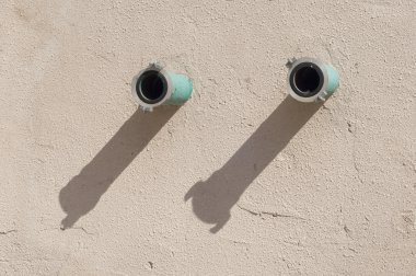 Bir duvara ateş borular