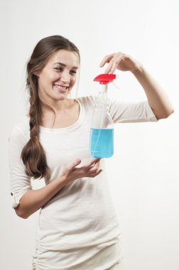 Kadın kirli çamaşırları tutar