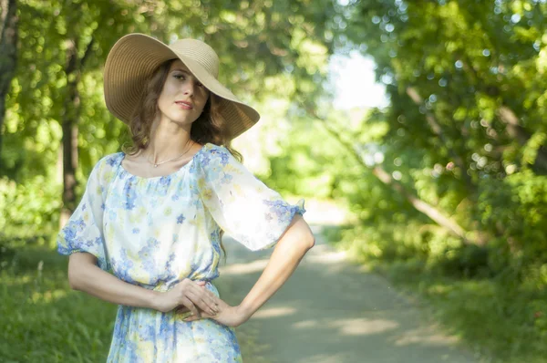La chica en el sol en un sombrero — Foto de Stock