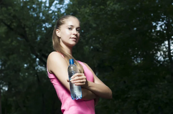 Femme tient une bouteille d'eau — Photo