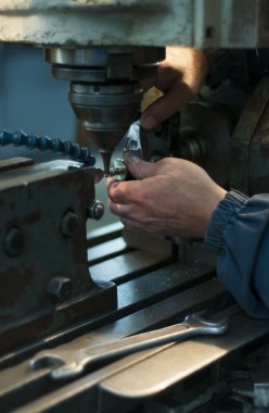 Vasıl belgili tanımlık metal işleme makine işçisi  